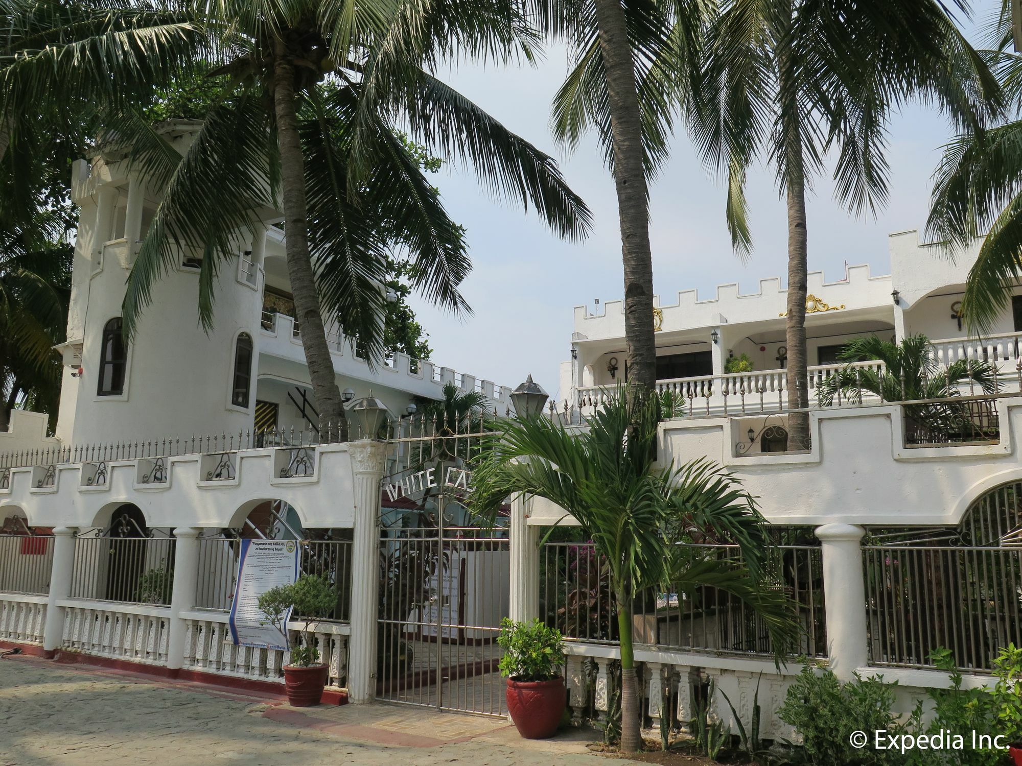 White Castle Hotel And Resort Balibago Exterior foto